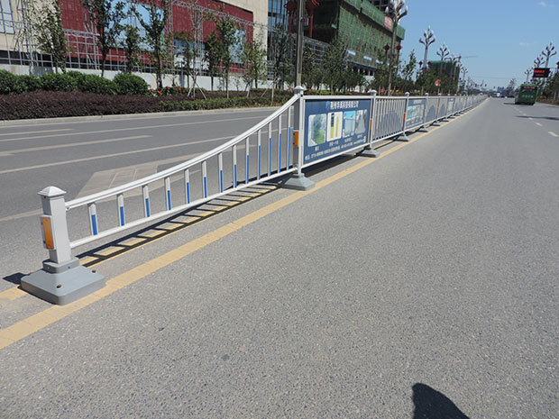 有哪些因素會(huì)造成道路護(hù)欄掉漆