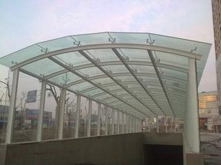 選擇成都遮陽棚時(shí)，要注意哪些因素